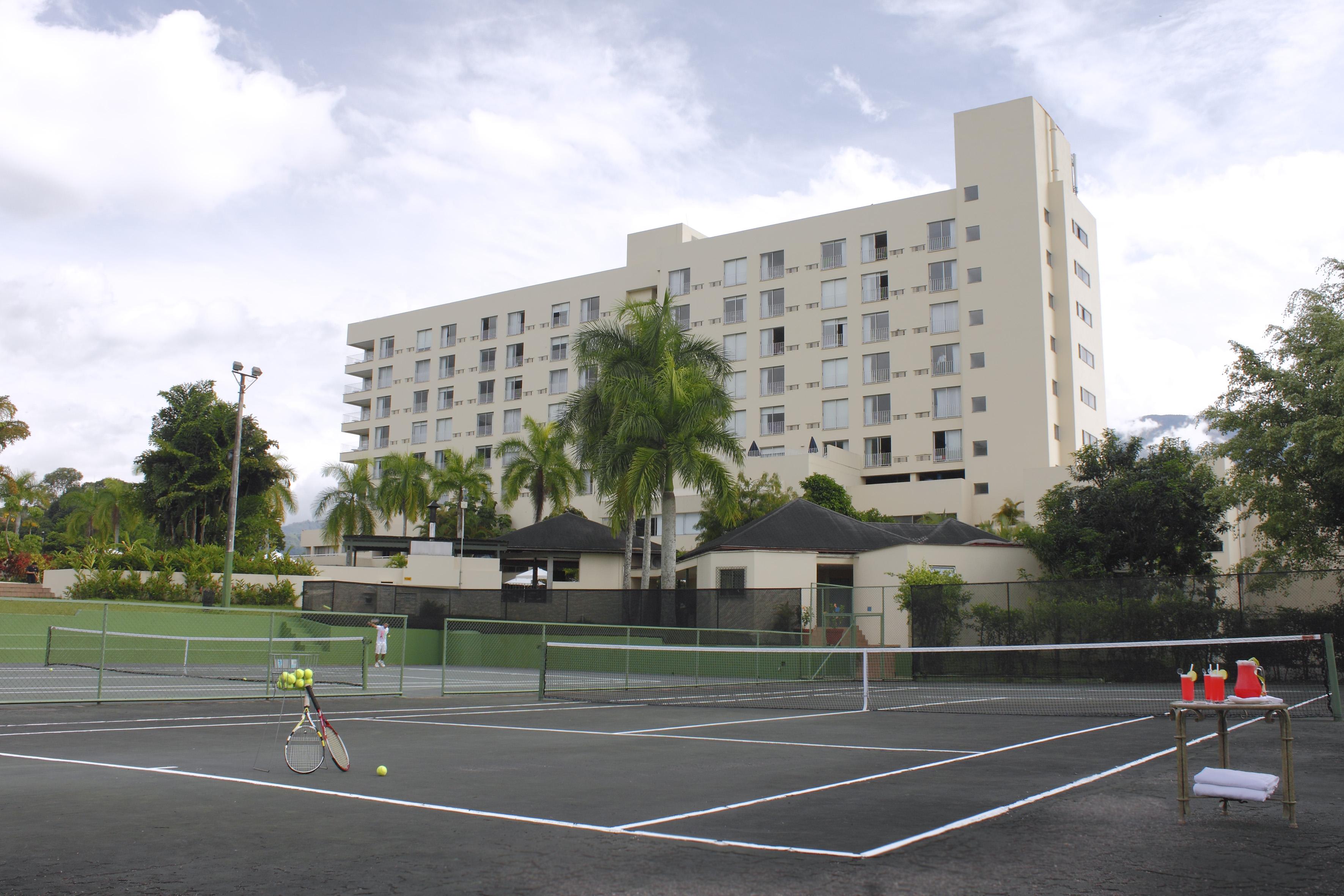 Hotel Estelar Altamira Ibagué Exterior foto Tennis courts at the Four Seasons