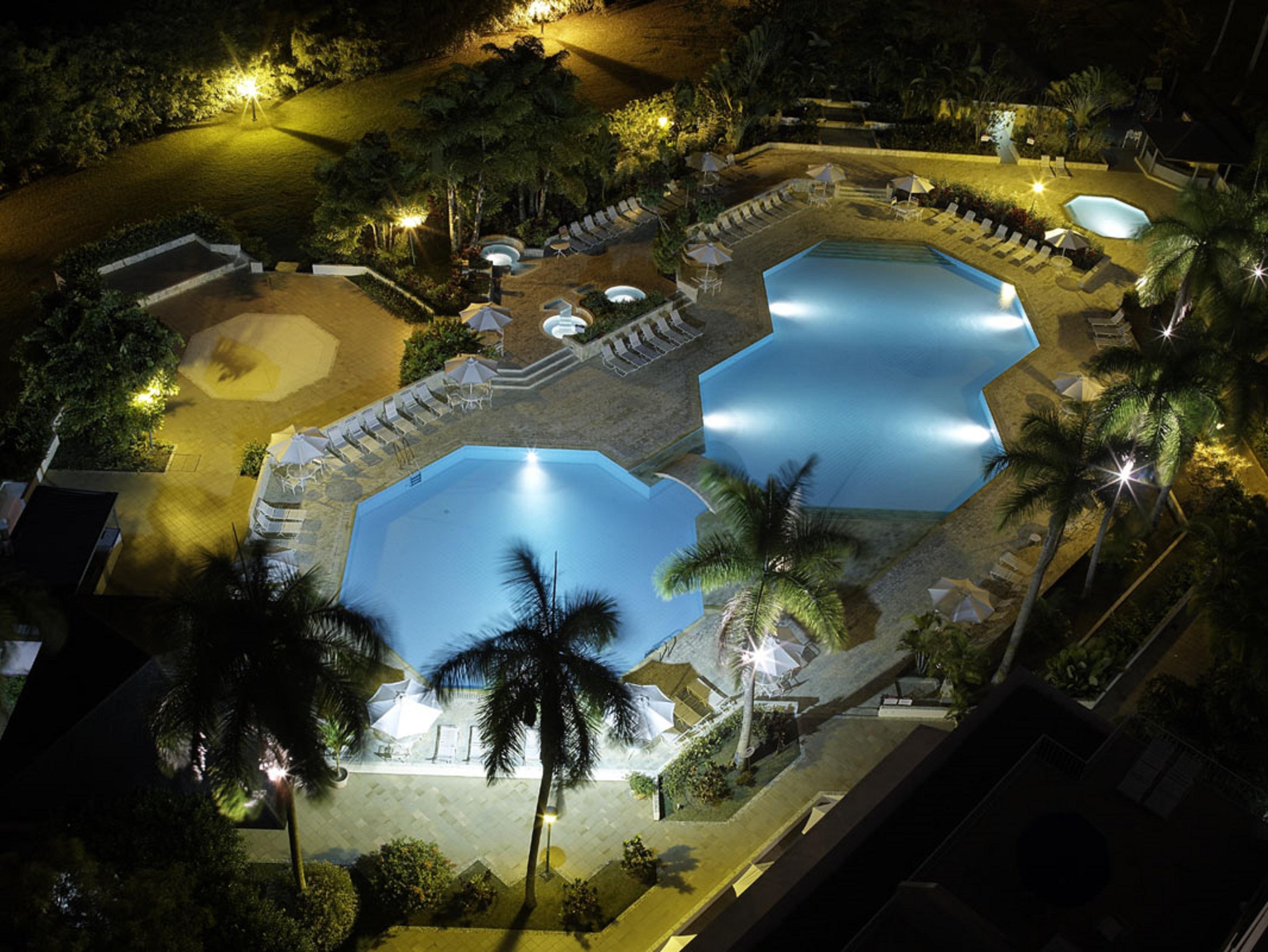 Hotel Estelar Altamira Ibagué Exterior foto The swimming pool at night